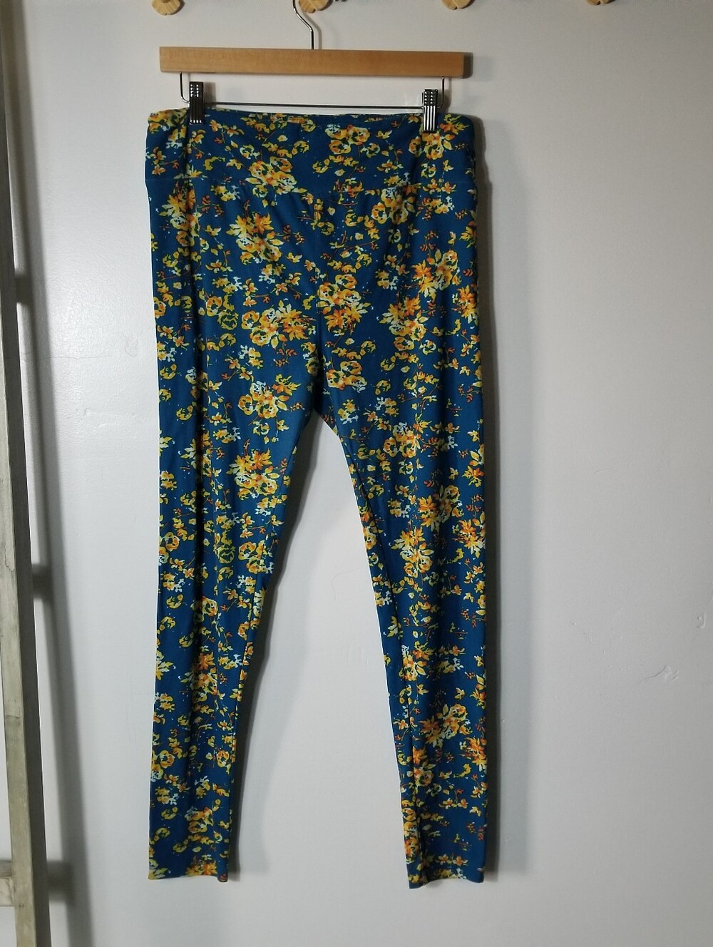 LULAROE WOMEN'S TALL AND CURVY LEGGINGS BLUE WITH FLORAL PATTERN
